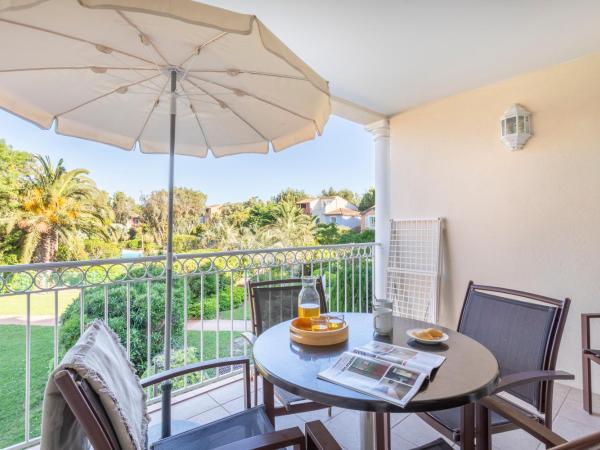 Résidence Pierre & Vacances le Hameau de la Pinède : photo 7 de la chambre appartement supérieur 1 chambre avec climatisation et balcon (5 personnes) - vue sur piscine