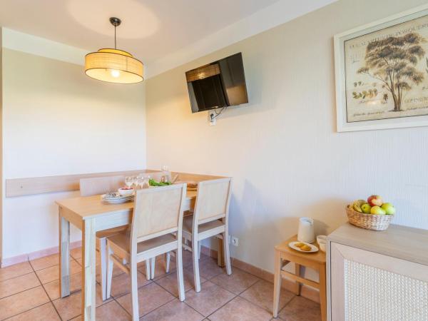 Résidence Pierre & Vacances le Hameau de la Pinède : photo 4 de la chambre appartement supérieur 1 chambre avec climatisation et terrasse ou balcon (4 personnes)