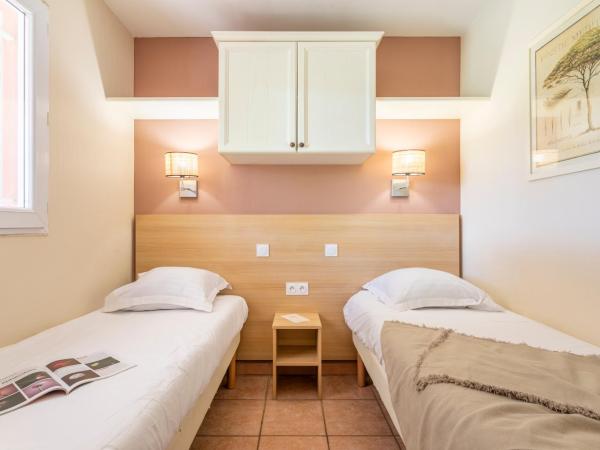 Résidence Pierre & Vacances le Hameau de la Pinède : photo 5 de la chambre appartement supérieur 1 chambre avec climatisation et terrasse ou balcon (4 personnes)