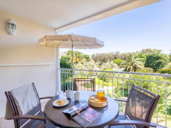 Résidence Pierre & Vacances le Hameau de la Pinède : photo 7 de la chambre appartement supérieur 1 chambre avec climatisation et terrasse ou balcon (4 personnes)