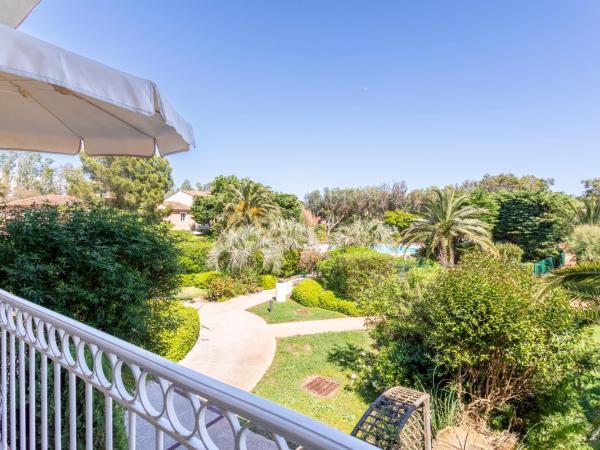 Résidence Pierre & Vacances le Hameau de la Pinède : photo 6 de la chambre appartement supérieur 1 chambre avec climatisation et terrasse ou balcon (4 personnes)