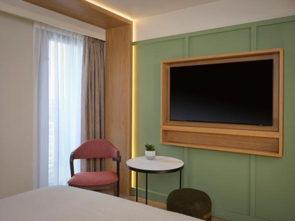 The Reach at Piccadilly, Manchester, a Tribute Portfolio Hotel : photo 1 de la chambre deluxe queen room with double bed and city view