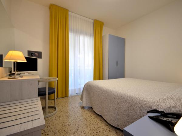 Olimpia Hotel & Aparthotel : photo 2 de la chambre chambre simple avec salle de bains privative