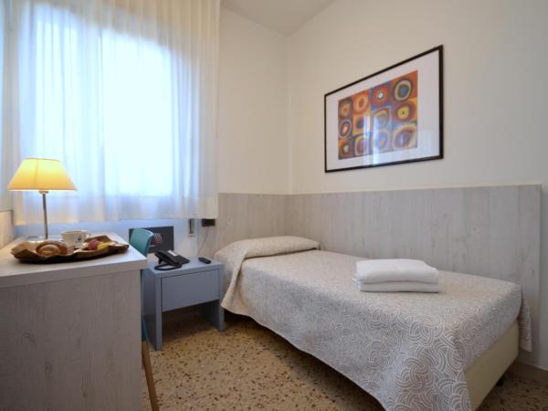 Olimpia Hotel & Aparthotel : photo 1 de la chambre chambre simple avec salle de bains privative