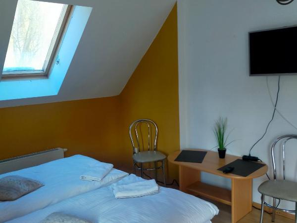 Hostel Madeira : photo 1 de la chambre chambre double avec balcon (3 adultes)