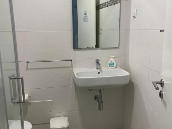 Stella di Mare - Alojamento Local : photo 2 de la chambre chambre double ou lits jumeaux avec salle de bains commune