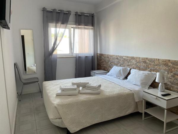 Stella di Mare - Alojamento Local : photo 4 de la chambre chambre double avec salle de bains commune