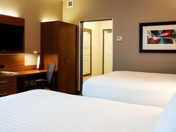Holiday Inn Express & Suites Downtown Louisville, an IHG Hotel : photo 4 de la chambre chambre standard avec 2 lits queen-size