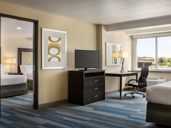 Holiday Inn Express & Suites Colorado Springs Central, an IHG Hotel : photo 3 de la chambre suite 2 chambres avec canapé-lit