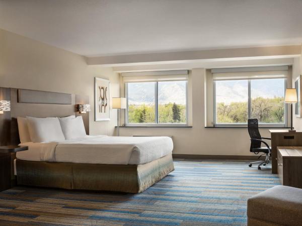 Holiday Inn Express & Suites Colorado Springs Central, an IHG Hotel : photo 4 de la chambre chambre lit king-size - accessible aux personnes à mobilité réduite