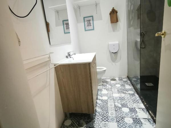 Feel Hostels Soho Malaga : photo 2 de la chambre chambre lits jumeaux avec balcon et salle de bains commune