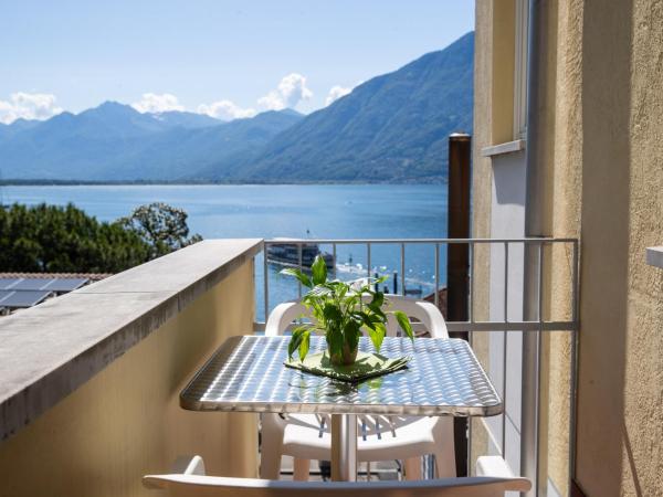 Hotel Rondinella Locarno : photo 5 de la chambre chambre triple avec balcon
