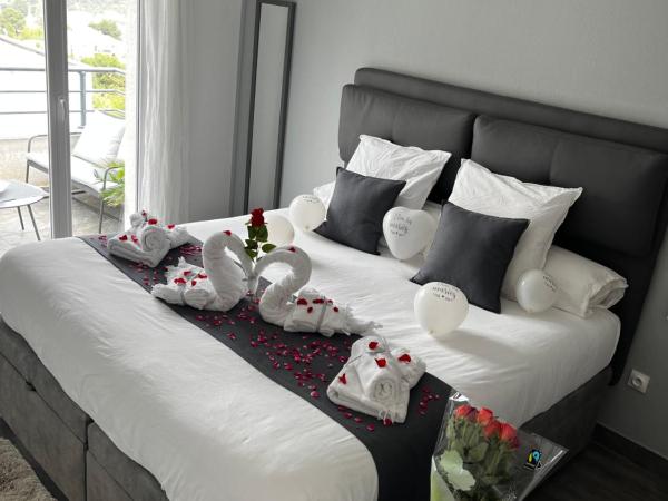 Casa Petra SALGA : photo 2 de la chambre chambre lit king-size - vue sur montagne