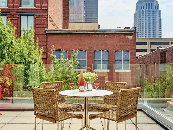 21c Museum Hotel Louisville : photo 2 de la chambre chambre lit king-size avec balcon