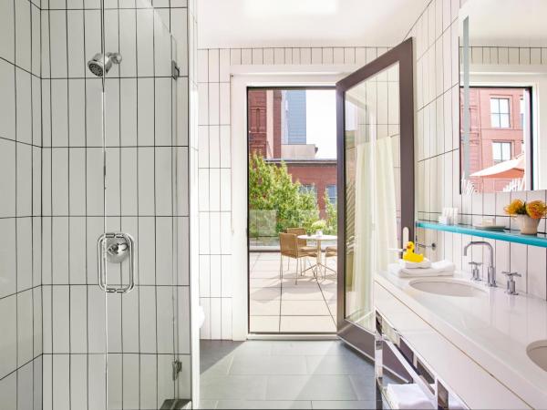 21c Museum Hotel Louisville : photo 3 de la chambre chambre lit king-size avec balcon