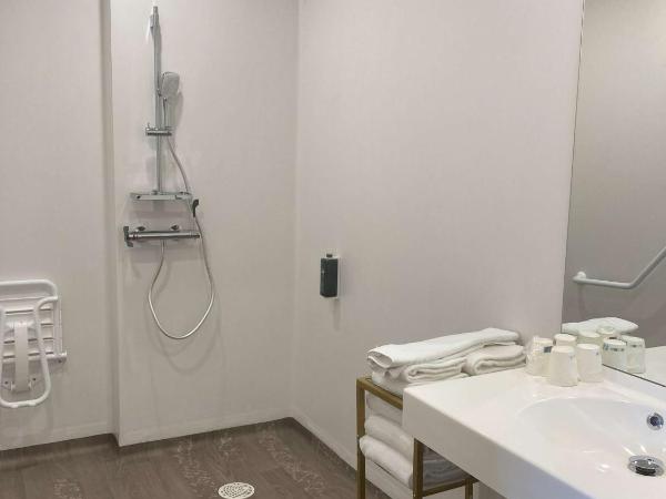 Brit Hotel Saint-Nazaire Centre : photo 3 de la chambre chambre quadruple