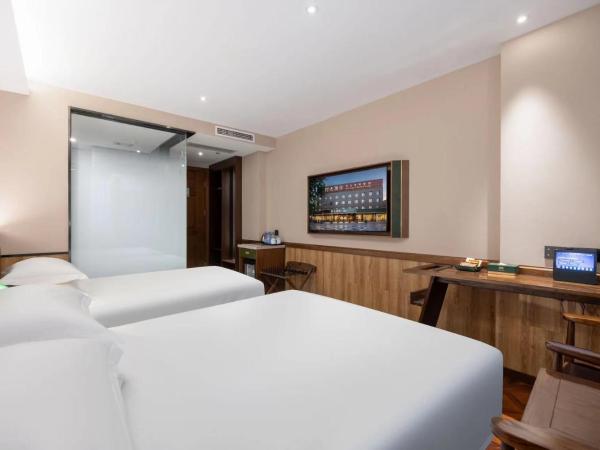 Time Traveller Hotel - Near Beijing Panjiayuan Antique Market, Beijing Happy Valley, CBD, China Zun and Sanlitun, Tian'anmen Square, Free ice cream, mineral water, coffee, snacks and laundry service, Free gymnastic, English communication well : photo 3 de la chambre chambre familiale standard
