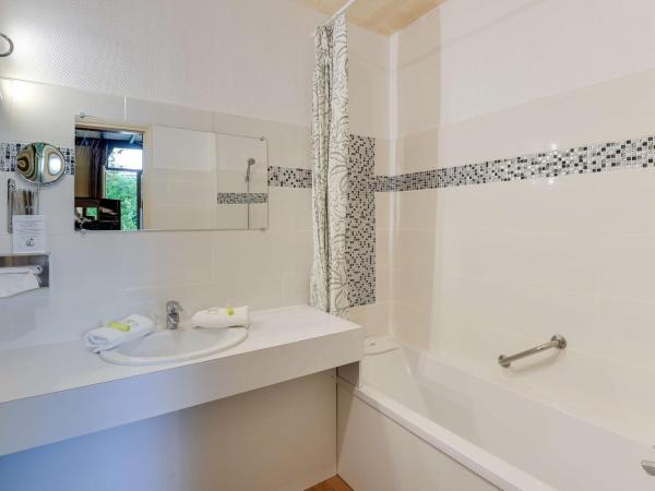 Brit Hotel Notre Dame : photo 3 de la chambre chambre double supérieure avec baignoire