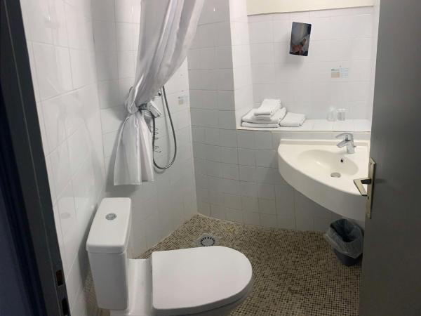 Brit Hotel Suisse et Bordeaux - Centre Gare : photo 9 de la chambre chambre double standard - vue sur cour