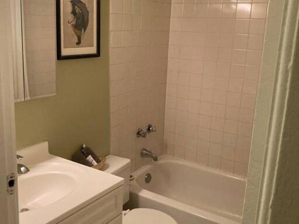 Private room with shared bathroom in Lakeview - 2C : photo 6 de la chambre chambre double