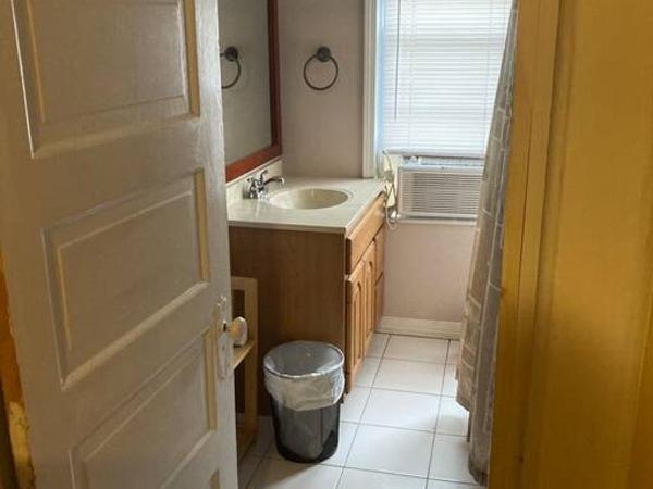 Queen bed with Private bathroom in Lakeview - 2E : photo 5 de la chambre  chambre triple