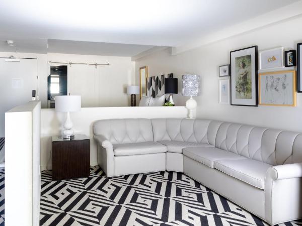 Chamberlain West Hollywood : photo 4 de la chambre ada premier king suite with roll-in shower