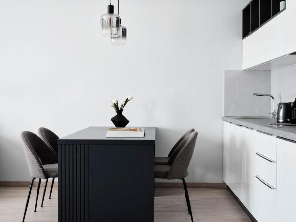 AVA Residences Athens Riviera : photo 1 de la chambre suite lit king-size avec balcon