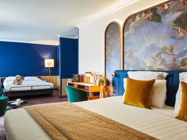 Hôtel Le Versailles : photo 3 de la chambre chambre familiale (2 adultes et 2 enfants)