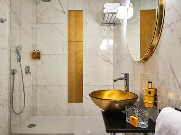 Hôtel Le Versailles : photo 7 de la chambre chambre double ou lits jumeaux standard