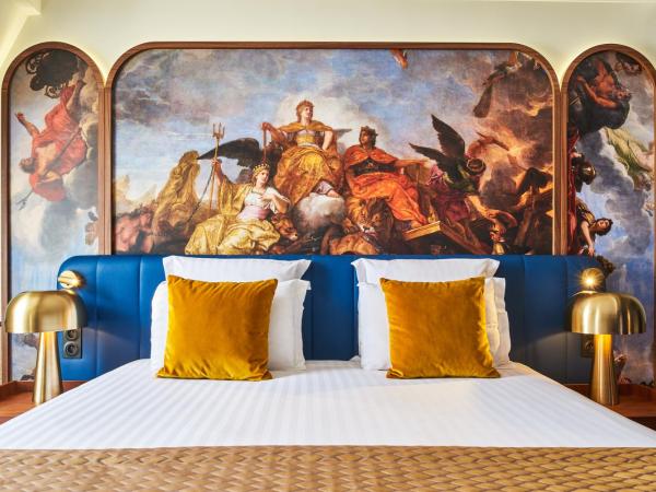 Hôtel Le Versailles : photo 8 de la chambre chambre familiale (2 adultes et 2 enfants)