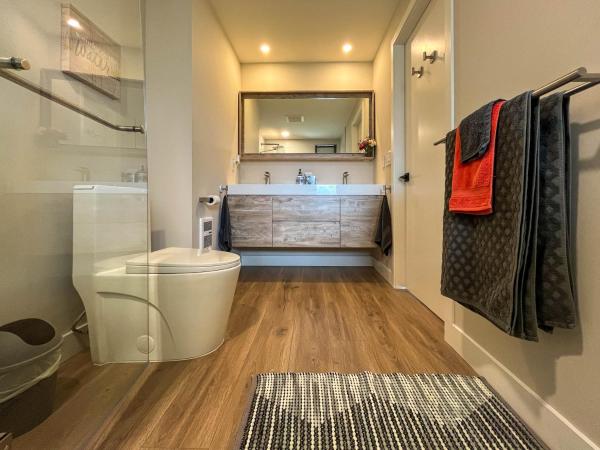 Kelowfornia Lakeview Retreat : photo 10 de la chambre chambre lit king-size - vue sur lac