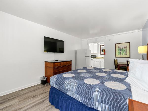 Budgetel Inn and Suites : photo 6 de la chambre deluxe king room with kitchen