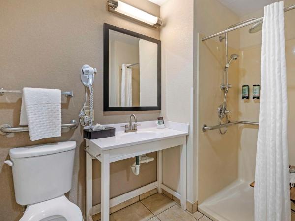 Best Western Suites Columbus : photo 1 de la chambre suite lit king-size - douche accessible en fauteuil roulant