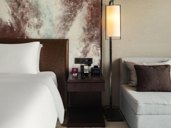 Crowne Plaza Chengdu Wenjiang, an IHG Hotel : photo 5 de la chambre chambre lit king-size avec vue sur la rivière