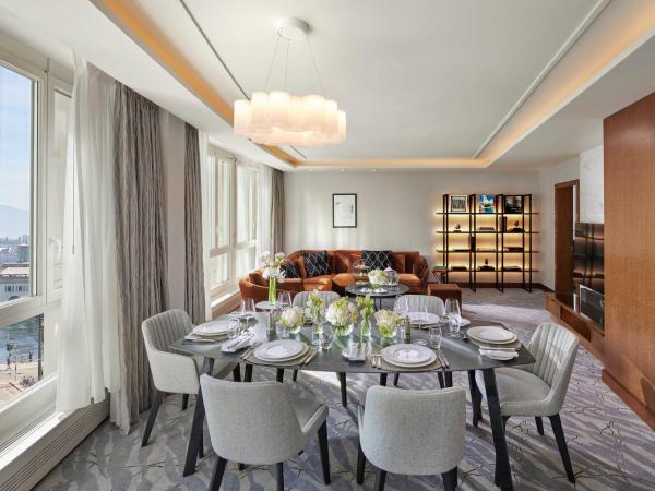 Mandarin Oriental, Geneva : photo 4 de la chambre suite d'angle lit king-size avec vue sur la rivière