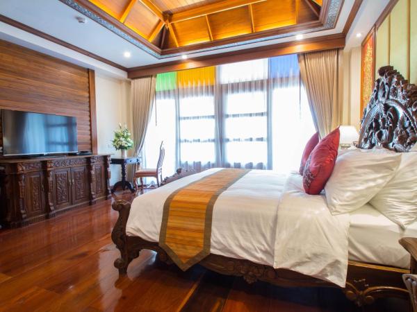 Pingviman Hotel : photo 5 de la chambre chambre lit king-size de luxe avec baignoire spa et balcon privé