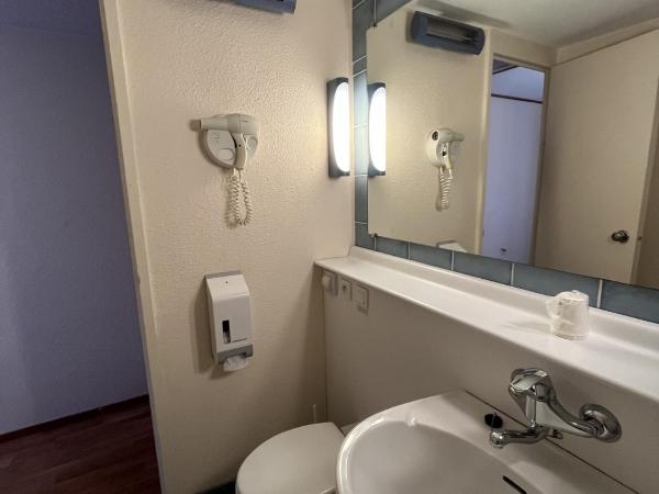 initial by balladins La Roche-sur-Yon : photo 2 de la chambre chambre double Économique