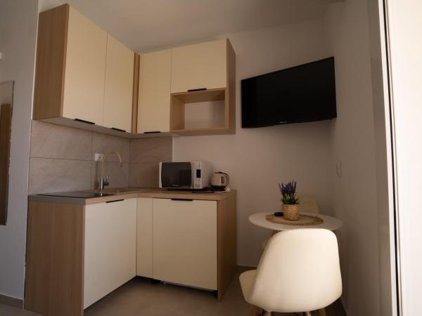 Apartments & Rooms Petra : photo 7 de la chambre studio avec vue sur le jardin (2 adultes)