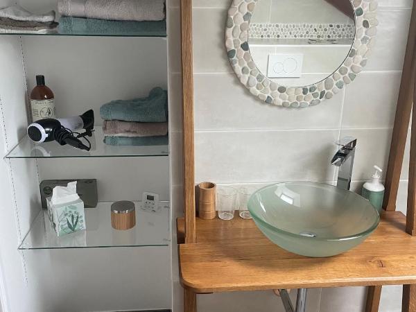 Le jardin des Vérottes : photo 8 de la chambre chambre double avec salle de bains privative