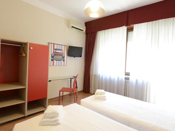 Hotel Tourist : photo 3 de la chambre chambre triple