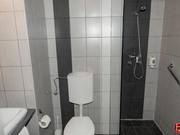 FREE PARKING, FREE BREAKFAST, only 15 minutes to City Center : photo 1 de la chambre chambre lits jumeaux - vue sur ville