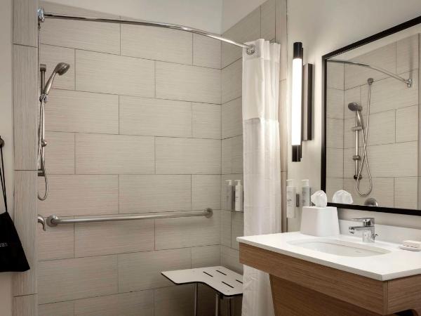 Spark By Hilton Houston Bush Intercontinental Airport : photo 2 de la chambre chambre lit king-size avec douche accessible en fauteuil roulant - adaptée aux personnes à mobilité réduite et aux malentendants