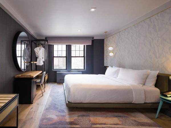 The Time New York, part of JdV by Hyatt : photo 10 de la chambre chambre lit king-size deluxe avec douche accessible en fauteuil roulant - adaptée aux personnes à mobilité réduite