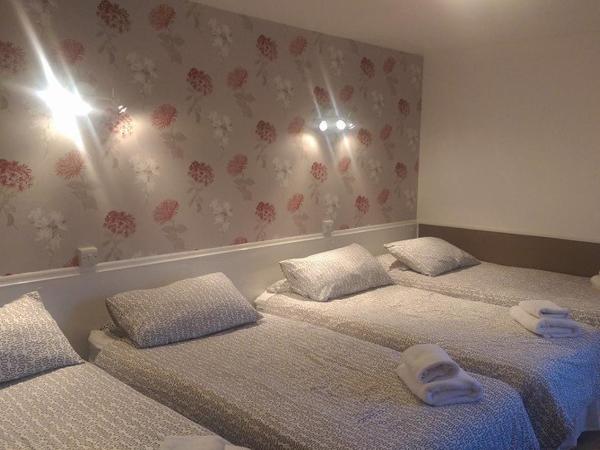 The Boundary Hotel - B&B : photo 4 de la chambre chambre quadruple+salle de bains (4 lits simples)