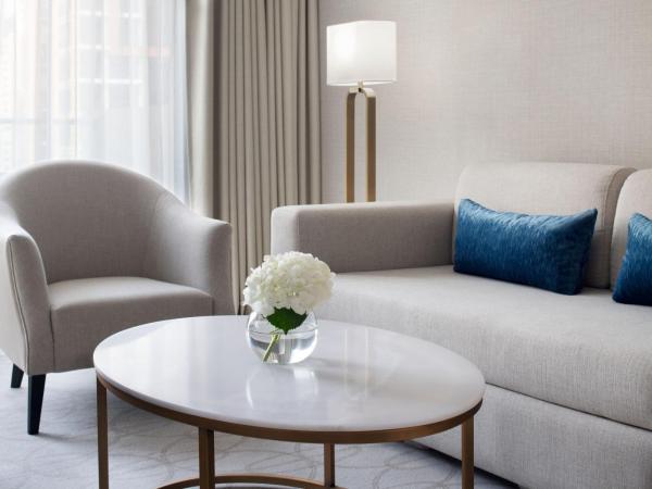 JW Marriott Hotel Marina : photo 3 de la chambre grand marina view room, king bed, club lounge access with breakfast, lunch & dinner, including direct access to dubai marina mall & marina walk