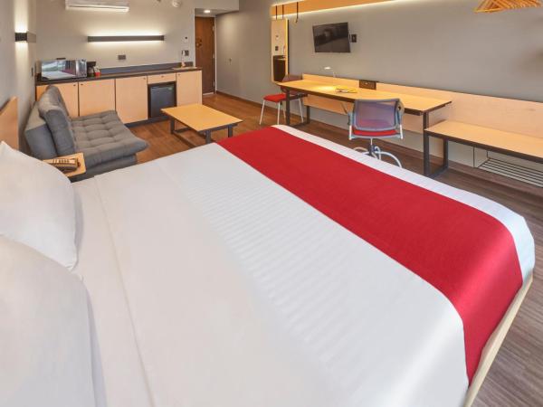 City Express Plus by Marriott Puerto Vallarta : photo 1 de la chambre chambre lit king-size supérieure avec canapé-lit