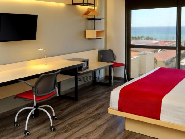 City Express Plus by Marriott Puerto Vallarta : photo 2 de la chambre chambre lit king-size supérieure avec canapé-lit