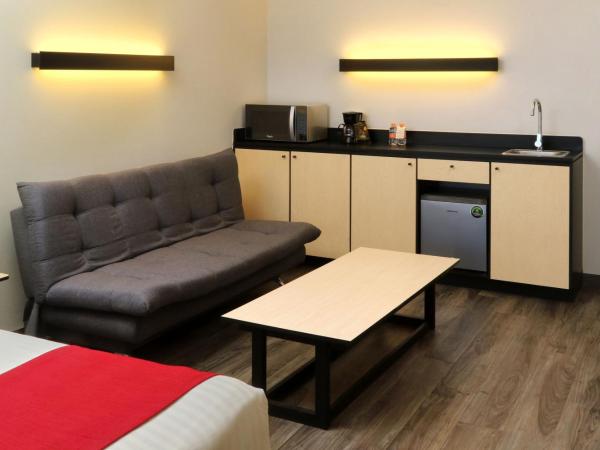 City Express Plus by Marriott Puerto Vallarta : photo 4 de la chambre chambre lit king-size supérieure avec canapé-lit