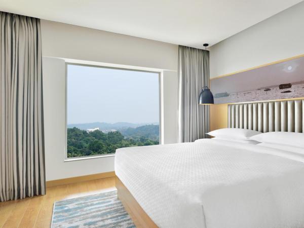 Four Points by Sheraton Kochi Infopark : photo 2 de la chambre suite avec accès au salon exécutif