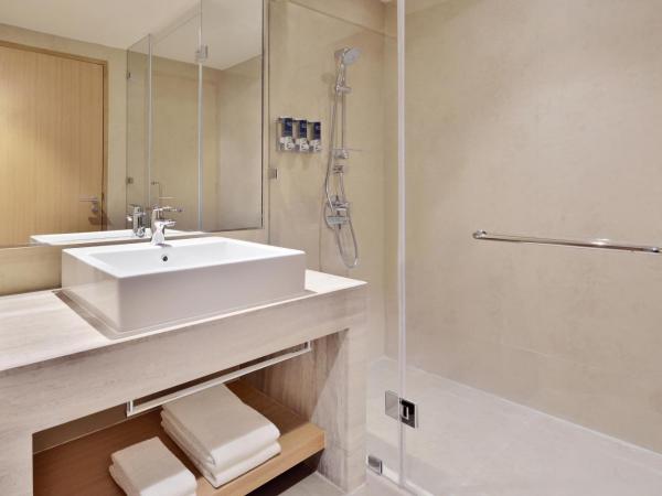 Four Points by Sheraton Kochi Infopark : photo 4 de la chambre suite avec accès au salon exécutif